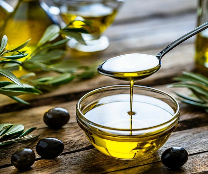 L’olio extravergine non è solo oro verde: la filiera EVOO è un motore di sostenibilità sociale L’olio extravergine non è solo oro verde: la filiera EVOO è un motore di sostenibilità sociale