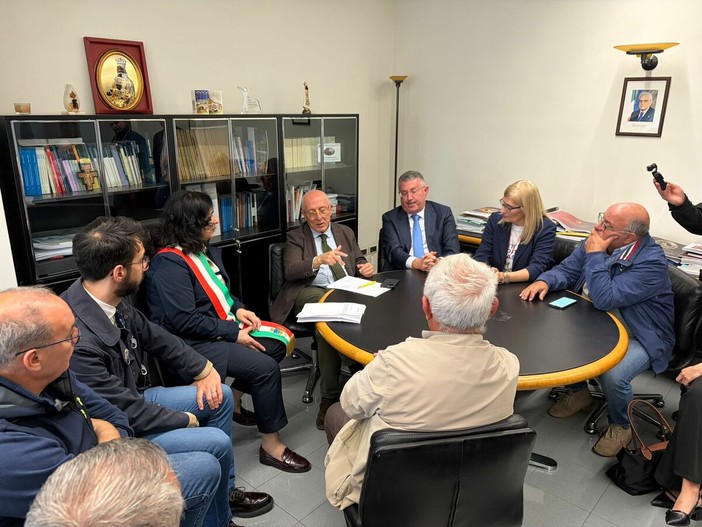 Sanità territoriale, la Regione ascolta Senise: “Osserviamo la legge, ma il dialogo resta aperto” Sanità territoriale, la Regione ascolta Senise: “Osserviamo la legge, ma il dialogo resta aperto”