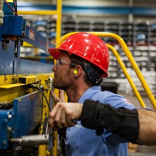 Confcommercio su produzione industriale: situazione critica, incertezza su crescita