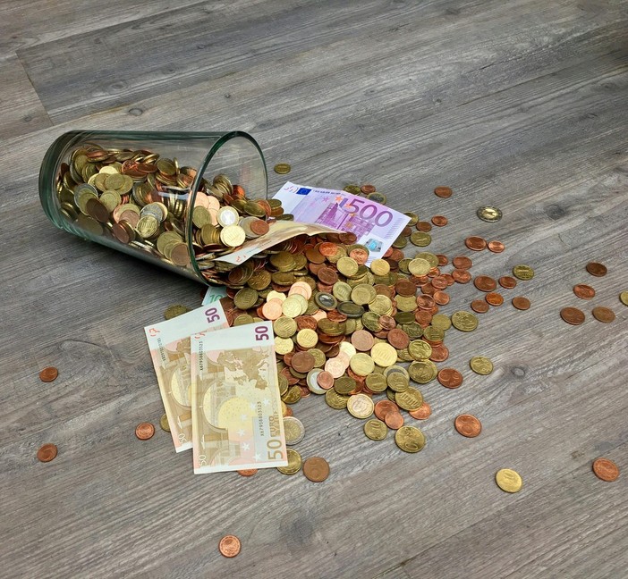 Quattordicesima: Confesercenti-Ipsos, in arrivo 12,4 miliardi. Il 55% la userà anche per le vacanze, ma crescono risparmio e pagamenti arretrati
