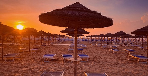 Turismo: Assoturismo-CST, prove di esodo. Per l’ultimo weekend di luglio prenotate 8 camere su 10, previste 6,4 milioni di presenze