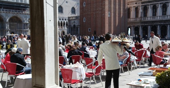 Lavoro: Confesercenti-CST, continua a crescere nel terziario. Commercio, turismo e ristorazione cercano 626mila addetti nel secondo trimestre, +12mila sul 2025