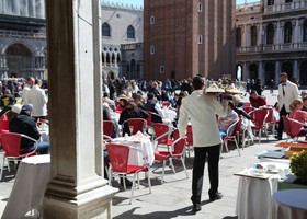 Lavoro: Confesercenti-CST, continua a crescere nel terziario. Commercio, turismo e ristorazione cercano 626mila addetti nel secondo trimestre, +12mila sul 2025