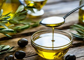 L’olio extravergine non è solo oro verde: la filiera EVOO è un motore di sostenibilità sociale L’olio extravergine non è solo oro verde: la filiera EVOO è un motore di sostenibilità sociale