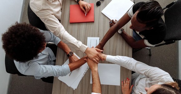 Giovani e lavoro, perché i manager non si cercano più: "Conscious unbossing" e il peso invisibile dei team che non si capiscono
