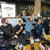 Sorpresa Jovanotti al m2o Morning Club. Il cantante in consolle con Albertino e i Parisi alla Fabbrica del Vapore Sorpresa Jovanotti al m2o Morning Club. Il cantante in consolle con Albertino e i Parisi alla Fabbrica del Vapore