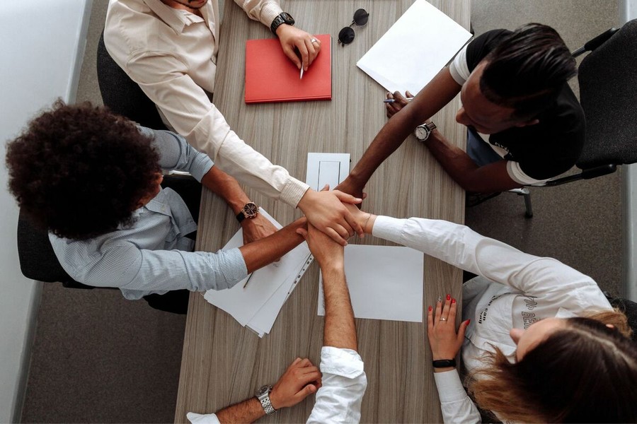 Giovani e lavoro, perché i manager non si cercano più: "Conscious unbossing" e il peso invisibile dei team che non si capiscono