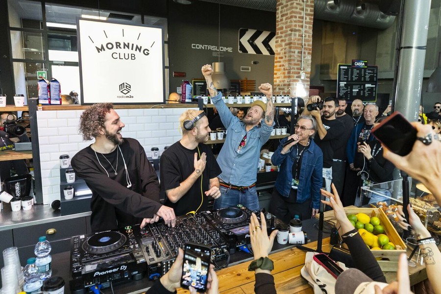 Sorpresa Jovanotti al m2o Morning Club. Il cantante in consolle con Albertino e i Parisi alla Fabbrica del Vapore Sorpresa Jovanotti al m2o Morning Club. Il cantante in consolle con Albertino e i Parisi alla Fabbrica del Vapore