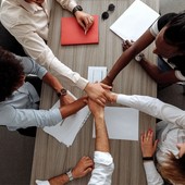 Giovani e lavoro, perché i manager non si cercano più: "Conscious unbossing" e il peso invisibile dei team che non si capiscono