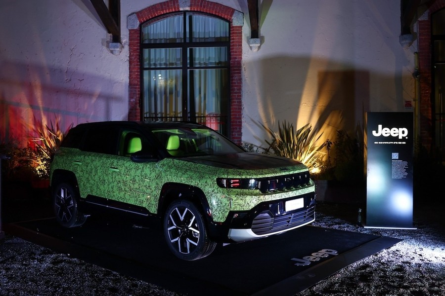 Jeep Compass diventa opera d’arte al party Men of the Year di GQ Italia Jeep Compass diventa opera d’arte al party Men of the Year di GQ Italia