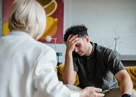 Salute mentale al lavoro, lo stress colpisce sei dipendenti su dieci ma parlarne resta un tabù