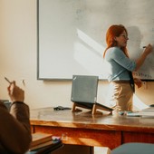Scuola e AI, il lavoro invisibile degli insegnanti: verifiche, mappe e ripasso. E il 25% usa l’intelligenza artificiale senza formazione Scuola e AI, il lavoro invisibile degli insegnanti: verifiche, mappe e ripasso. E il 25% usa l’intelligenza artificiale senza formazione