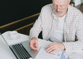 Pensioni, dal 2027 si va via un mese più tardi e gli assegni calano: cosa cambia per gli autonomi