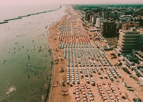 Alberghi indipendenti, estate da record ma il vero conto è in perdita: 3,76 miliardi di profitto svanito Alberghi indipendenti, estate da record ma il vero conto è in perdita: 3,76 miliardi di profitto svanito