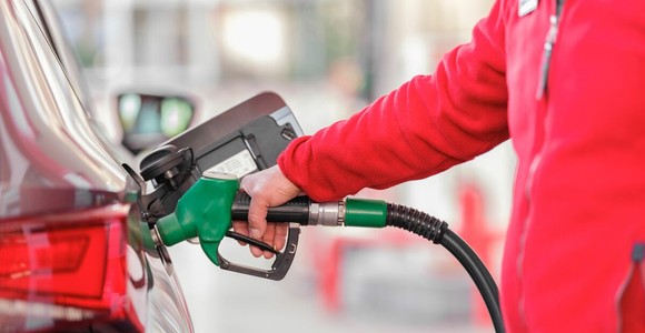 Carburanti, Q8 conferma il tetto ai prezzi fino al 31 dicembre: cosa cambia per chi usa il mezzo per lavoro Carburanti, Q8 conferma il tetto ai prezzi fino al 31 dicembre: cosa cambia per chi usa il mezzo per lavoro