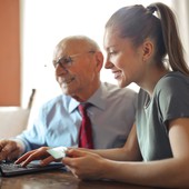 Nuove norme dell'UE per i servizi finanziari online consentono ai consumatori di recedere dai contratti con un clic