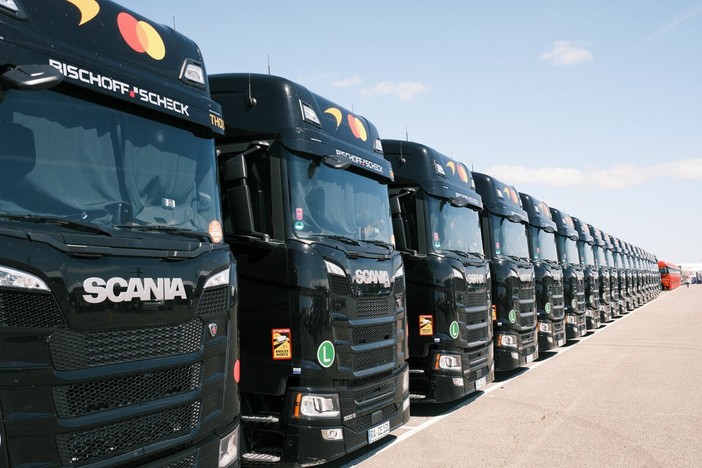 Caro gasolio, autotrasportatori e pescatori si fermano: mille euro in più al mese per ogni camion Caro gasolio, autotrasportatori e pescatori si fermano: mille euro in più al mese per ogni camion