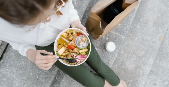 Pausa pranzo, il conto medio è di 15,10 euro: il buono pasto ne copre meno della metà Pausa pranzo, il conto medio è di 15,10 euro: il buono pasto ne copre meno della metà