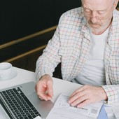 Pensioni, dal 2027 si va via un mese più tardi e gli assegni calano: cosa cambia per gli autonomi Pensioni, dal 2027 si va via un mese più tardi e gli assegni calano: cosa cambia per gli autonomi