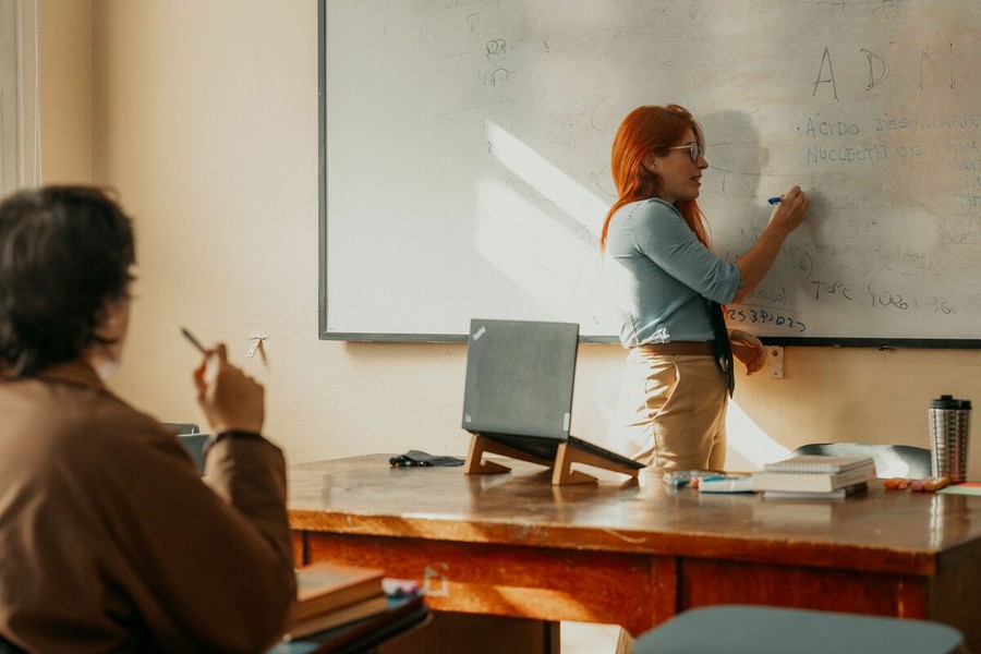 Scuola e AI, il lavoro invisibile degli insegnanti: verifiche, mappe e ripasso. E il 25% usa l’intelligenza artificiale senza formazione