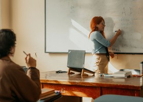 Scuola e AI, il lavoro invisibile degli insegnanti: verifiche, mappe e ripasso. E il 25% usa l’intelligenza artificiale senza formazione