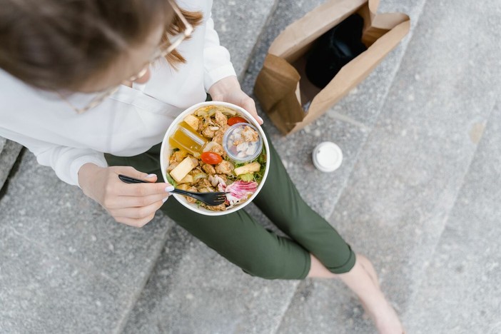 Pausa pranzo, il conto medio è di 15,10 euro: il buono pasto ne copre meno della metà Pausa pranzo, il conto medio è di 15,10 euro: il buono pasto ne copre meno della metà