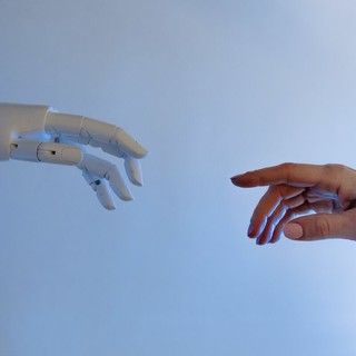 AI e lavoro, l’autogol dei licenziamenti: entro il 2029 un terzo dei tagliati sarà riassunto