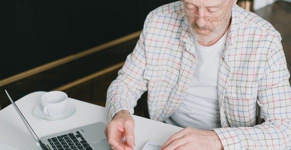 Pensioni, dal 2027 si va via un mese più tardi e gli assegni calano: cosa cambia per gli autonomi Pensioni, dal 2027 si va via un mese più tardi e gli assegni calano: cosa cambia per gli autonomi