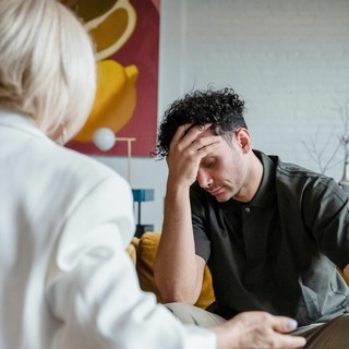 Salute mentale al lavoro, lo stress colpisce sei dipendenti su dieci ma parlarne resta un tabù
