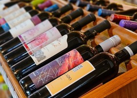 Vino italiano negli Stati Uniti, export in calo del 14%: fatturare in euro non basta a proteggersi dal cambio