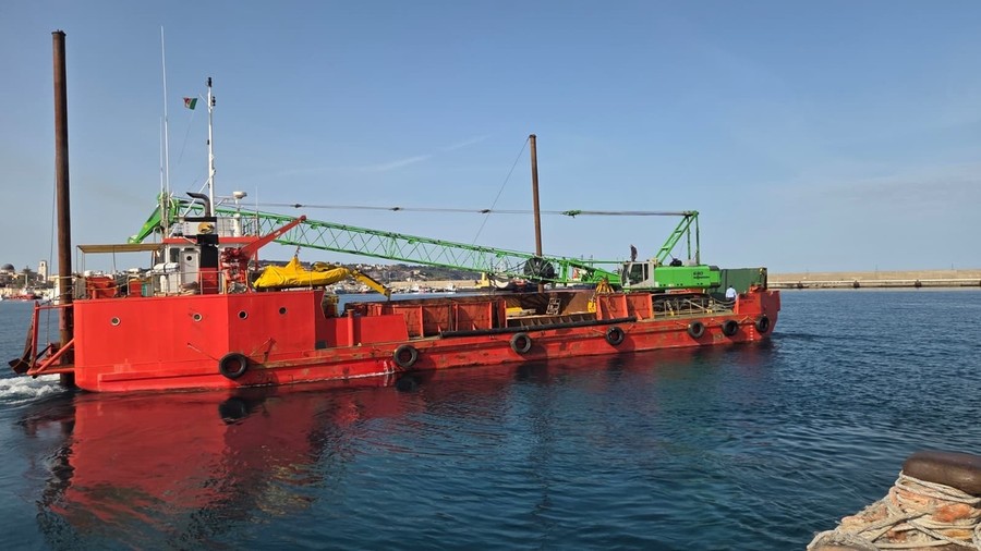 Maltempo, partono i lavori all'approdo di Stromboli. Via alla ricostruzione delle travi del molo di Scari Maltempo, partono i lavori all'approdo di Stromboli. Via alla ricostruzione delle travi del molo di Scari