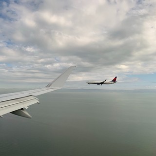 Il primo volo aereo green. Quanto costa al mondo volare?