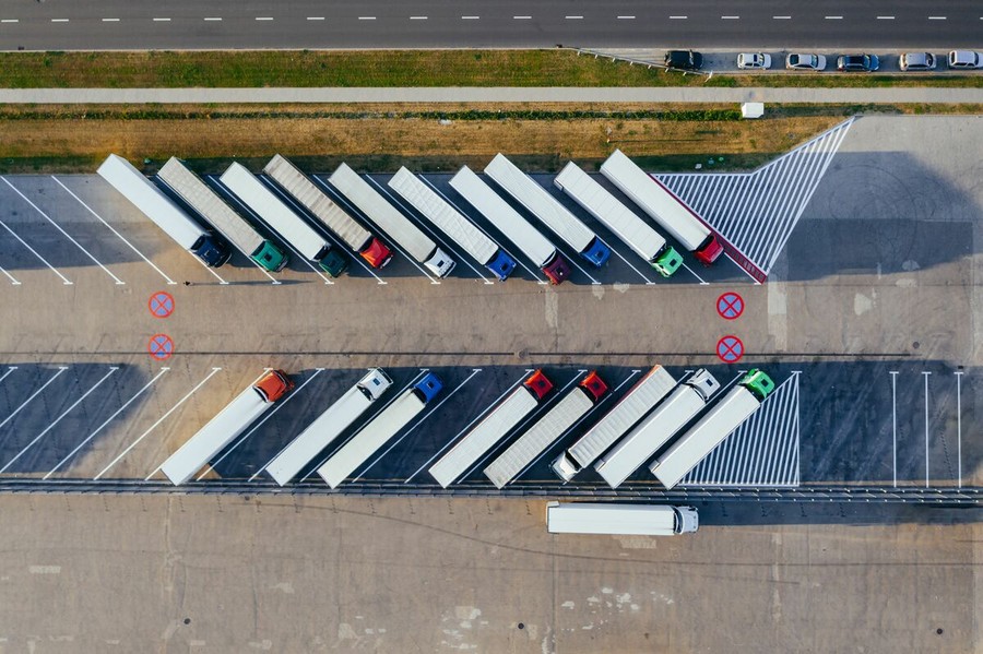 Trasporti, costo del denaro +111% dal 2019: i margini si assottigliano mentre il gas sale oltre 90 euro