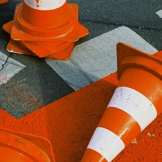 Pillole di sicurezza in classe: a Bari si impara la strada con i fumetti e le regole per i monopattini