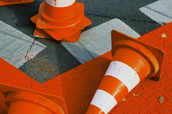 Pillole di sicurezza in classe: a Bari si impara la strada con i fumetti e le regole per i monopattini