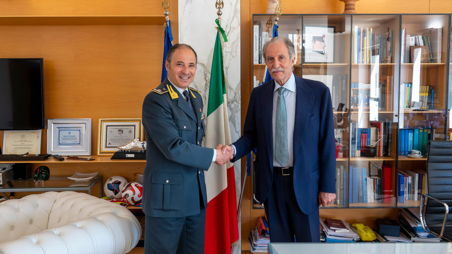 Ex colleghi, stessa divisa: Bardi incontra il nuovo comandante della Guardia di Finanza della Basilicata Ex colleghi, stessa divisa: Bardi incontra il nuovo comandante della Guardia di Finanza della Basilicata