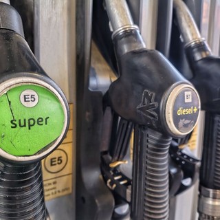 Via libera alla riforma della rete carburanti, Urso “Svolta storica”
