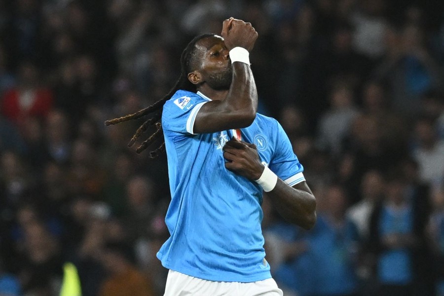 Il Napoli batte in rimonta il Genoa, 2-1 al Maradona Il Napoli batte in rimonta il Genoa, 2-1 al Maradona