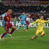 La Roma piega il Cagliari: doppietta di Malen e Juve agganciata