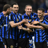 L’Inter risponde al Napoli, batte il Verona e torna a -3