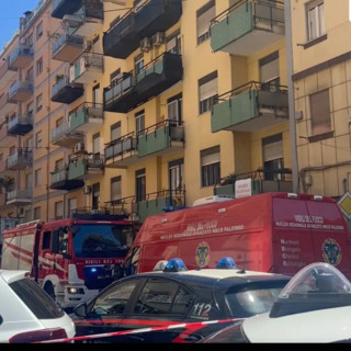 Uomo ucciso a coltellate a Palermo, presunto omicida si barrica in casa