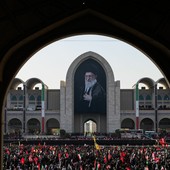 In migliaia a Teheran per la cerimonia funebre di Ali Khamenei In migliaia a Teheran per la cerimonia funebre di Ali Khamenei