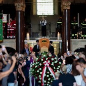 Don Mazzi, a Milano l’addio tra applausi e commozione Don Mazzi, a Milano l’addio tra applausi e commozione