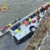 Bus turistico precipita dal ponte in centro a Torino, morto autista