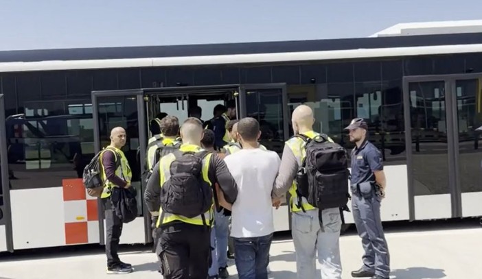 Contrasto all’immigrazione clandestina, espulsi 23 egiziani