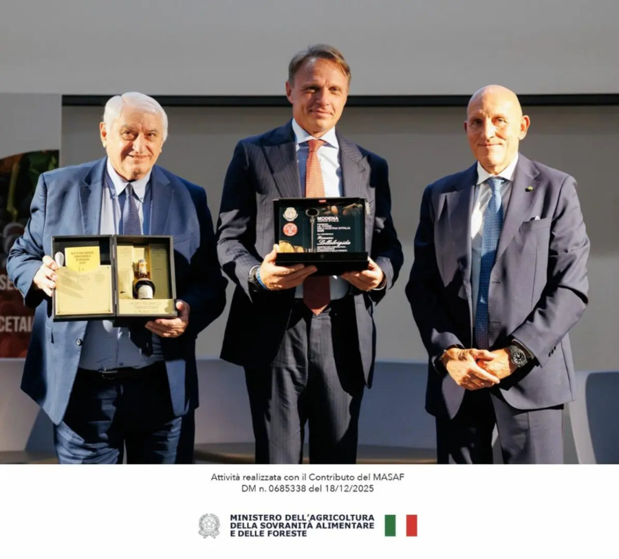 Le Terre del Balsamico, consegnate le Chiavi dell’Acetaia d’Italia a Lollobrigida Le Terre del Balsamico, consegnate le Chiavi dell’Acetaia d’Italia a Lollobrigida