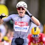 Philipsen vince la prima tappa del Tour, Ganna ritirato