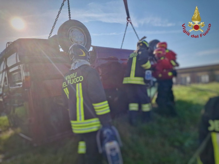 Minivan finisce in un canale nel Veneziano, tre morti