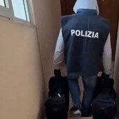 Nascondeva 65 kg droga in casa, 35enne romana tradita da passeggiate con il cane