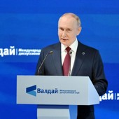 Putin “Trump sta facendo molto per risolvere crisi complesse” Putin “Trump sta facendo molto per risolvere crisi complesse”